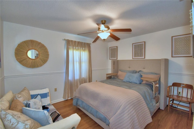 2814 Grapefruit Dr, Auburndale, FL 33823 - bedroom featuring wood finished floors and ceiling fan