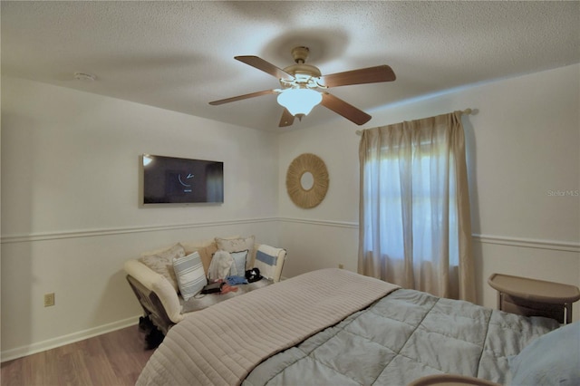 2814 Grapefruit Dr, Auburndale, FL 33823 - bedroom featuring wood finished floors, a textured ceiling, and ceiling fan