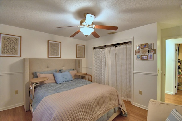 2814 Grapefruit Dr, Auburndale, FL 33823 - bedroom with light wood-style floors, a ceiling fan, and a textured ceiling