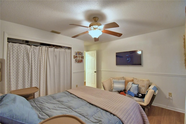 2814 Grapefruit Dr, Auburndale, FL 33823 - bedroom with wood finished floors, ceiling fan, and a textured ceiling