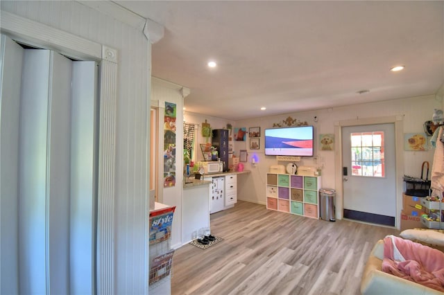 2814 Grapefruit Dr, Auburndale, FL 33823 - living area featuring light wood-style flooring and recessed lighting