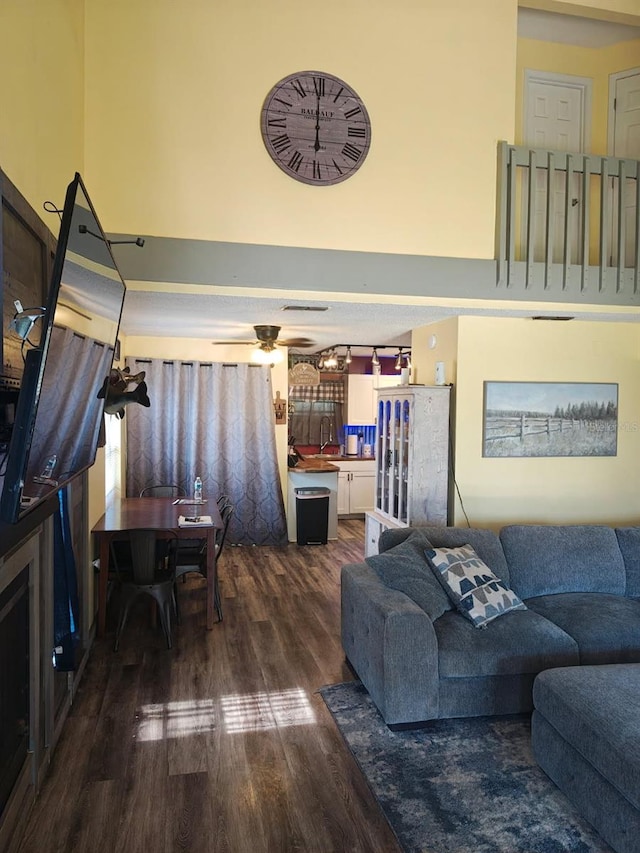 985 Whisper Lk, Winter Haven, FL 33880 - living area featuring dark wood-type flooring