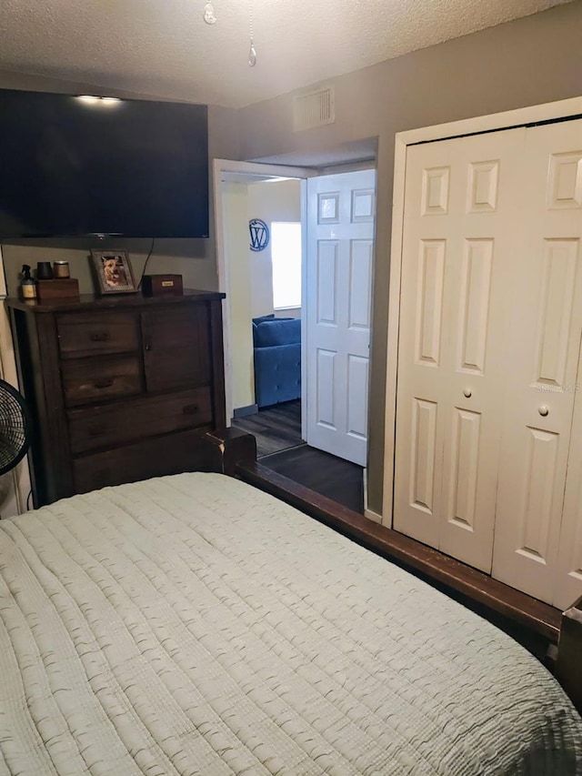 985 Whisper Lk, Winter Haven, FL 33880 - bedroom with a textured ceiling and a closet