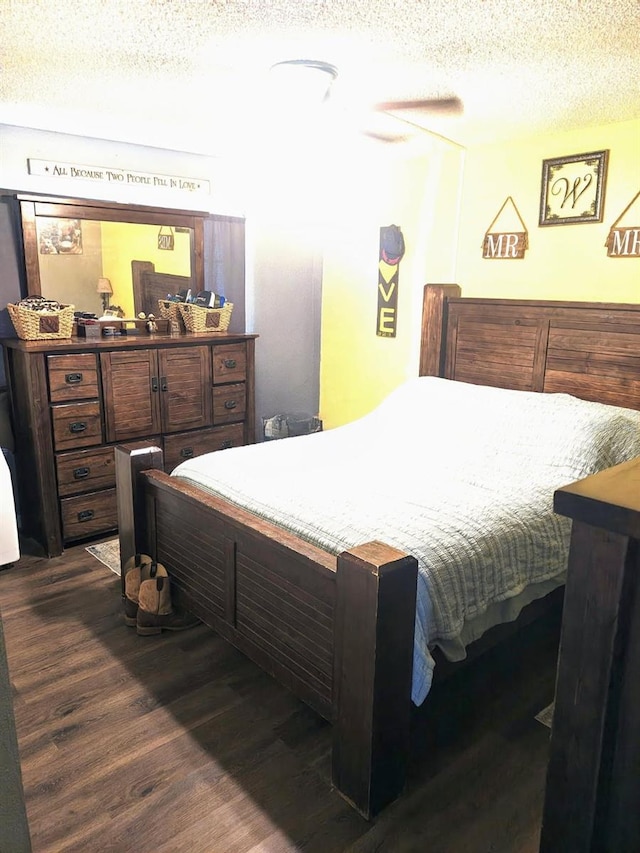 985 Whisper Lk, Winter Haven, FL 33880 - bedroom featuring dark wood-style flooring and a textured ceiling