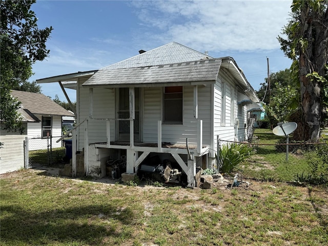 724 Ave D SW, Winter Haven, FL 33880 - back of property with covered porch and a shingled roof