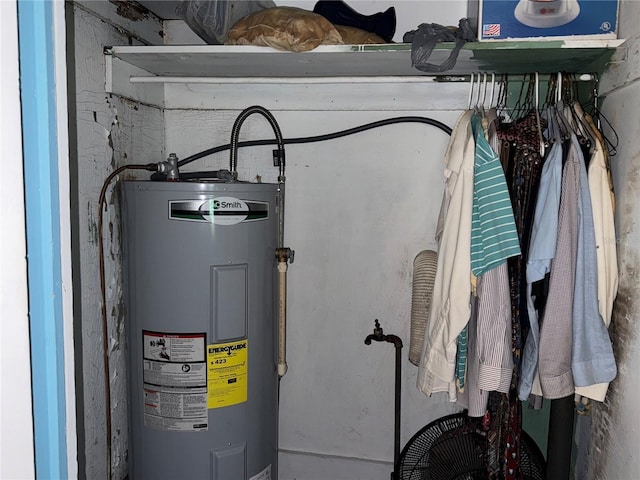 724 Ave D SW, Winter Haven, FL 33880 - utility room featuring electric water heater