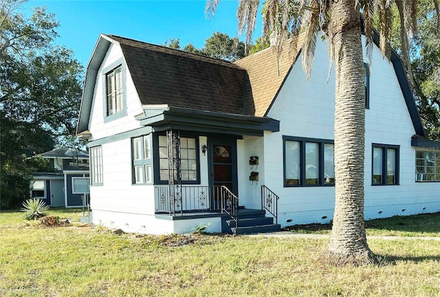 view of front of property featuring a front lawn