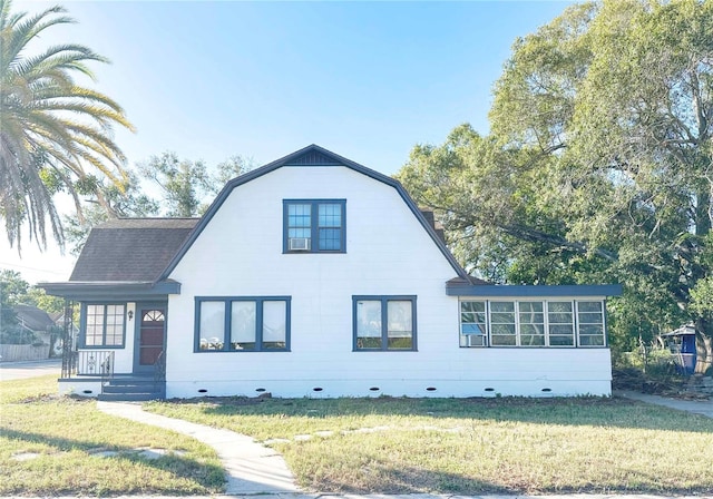 view of front facade featuring a front yard