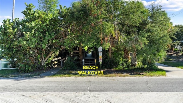 view of community / neighborhood sign