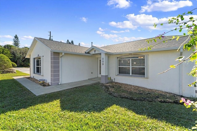 view of front facade with a front lawn