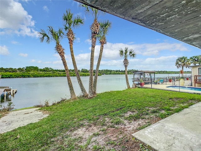 view of yard featuring a water view