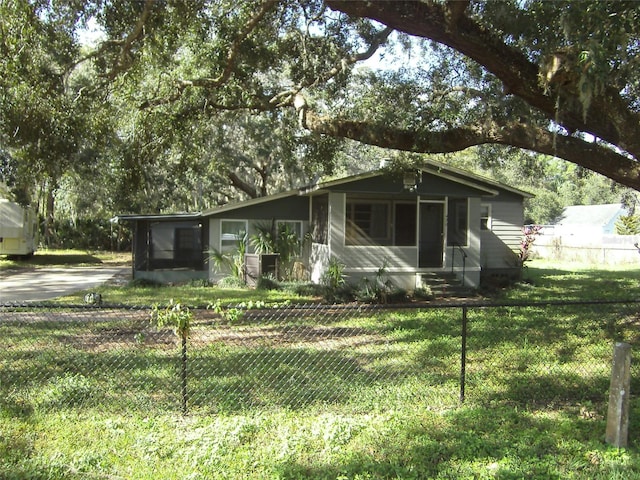 view of front facade featuring a front lawn