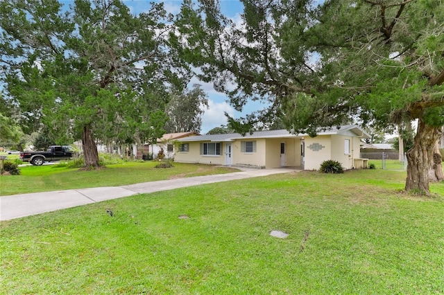 ranch-style house featuring a front lawn