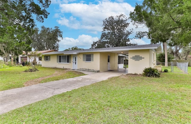 ranch-style home featuring a carport and a front lawn