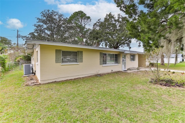 view of front of home featuring central AC unit and a front yard