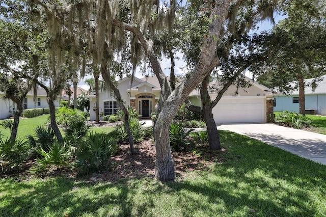 view of front of home featuring a front lawn and a garage