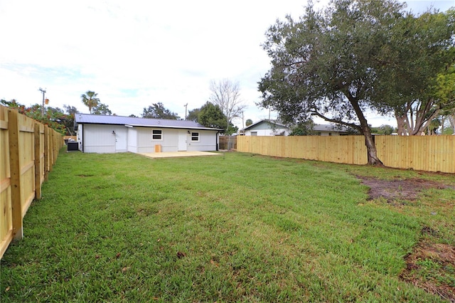 view of yard featuring a patio