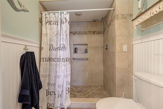 bathroom featuring toilet, curtained shower, and a textured ceiling