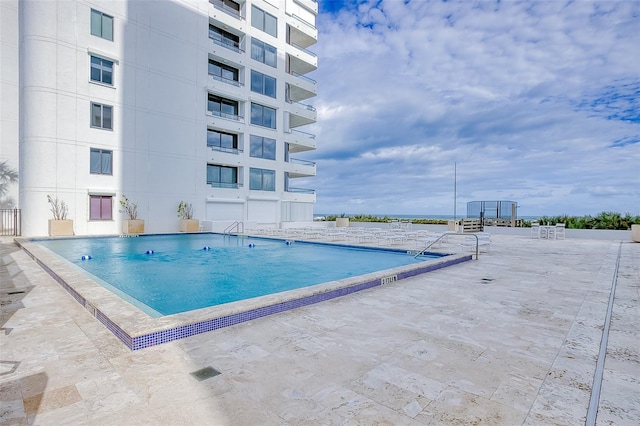 view of swimming pool