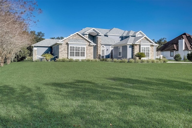 view of front facade featuring a front lawn