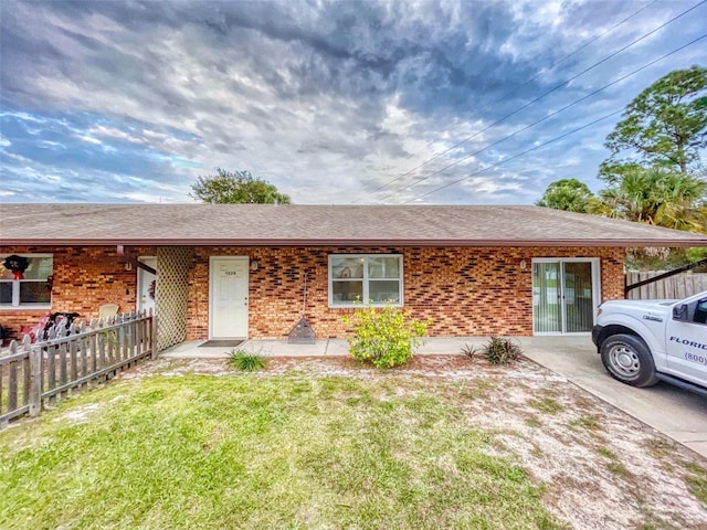 single story home with a front yard