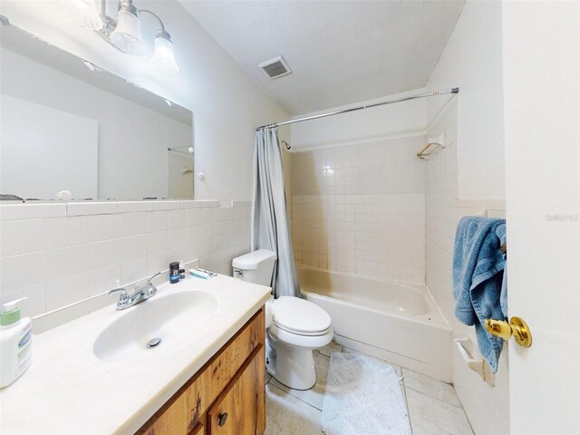 full bathroom featuring toilet, oversized vanity, tile walls, backsplash, and shower / tub combo with curtain