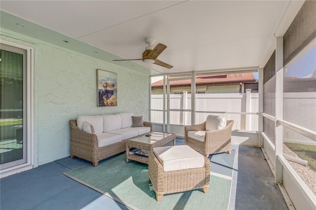 sunroom with ceiling fan