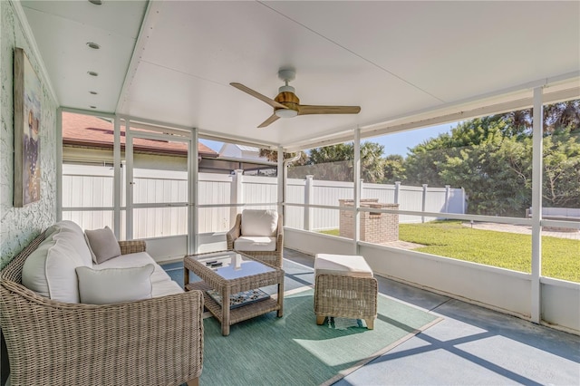 sunroom with ceiling fan