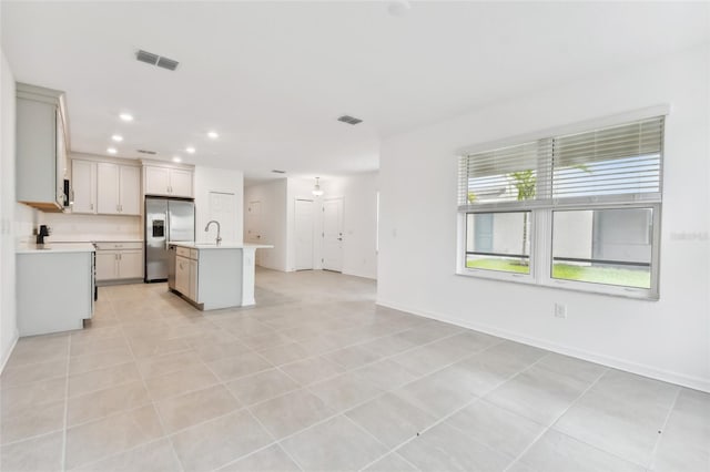 kitchen featuring a sink, stainless steel appliances, light countertops, and visible vents