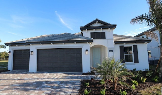 view of front facade featuring a garage