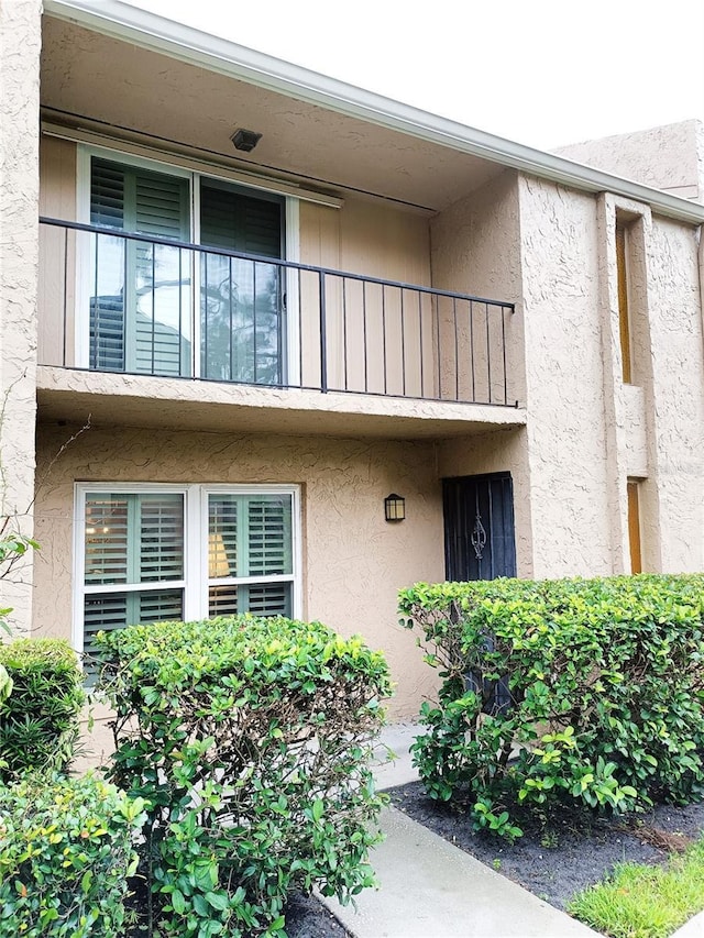 property entrance featuring a balcony