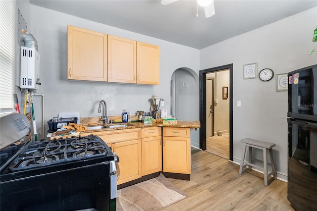 kitchen with ceiling fan, sink, light brown cabinets, black gas range, and light hardwood / wood-style floors