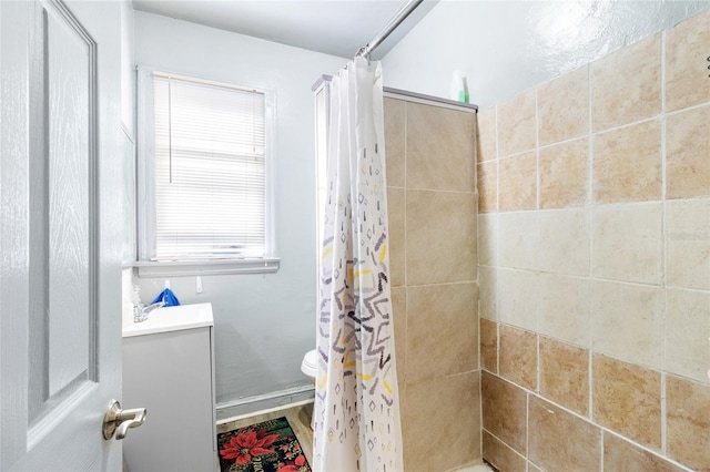 bathroom featuring a shower with curtain, vanity, and toilet