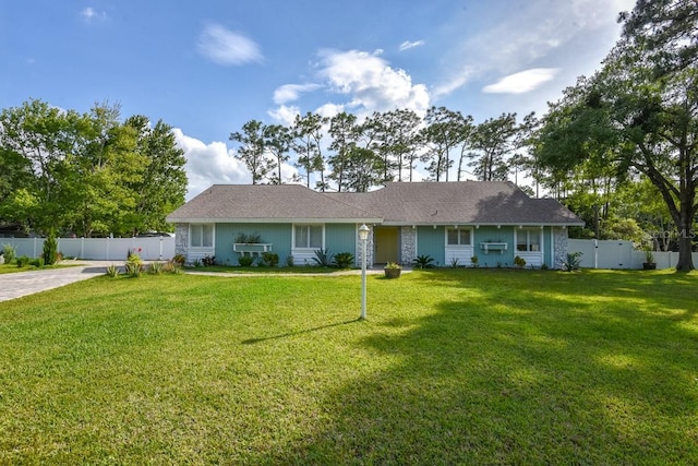 ranch-style house featuring a front lawn