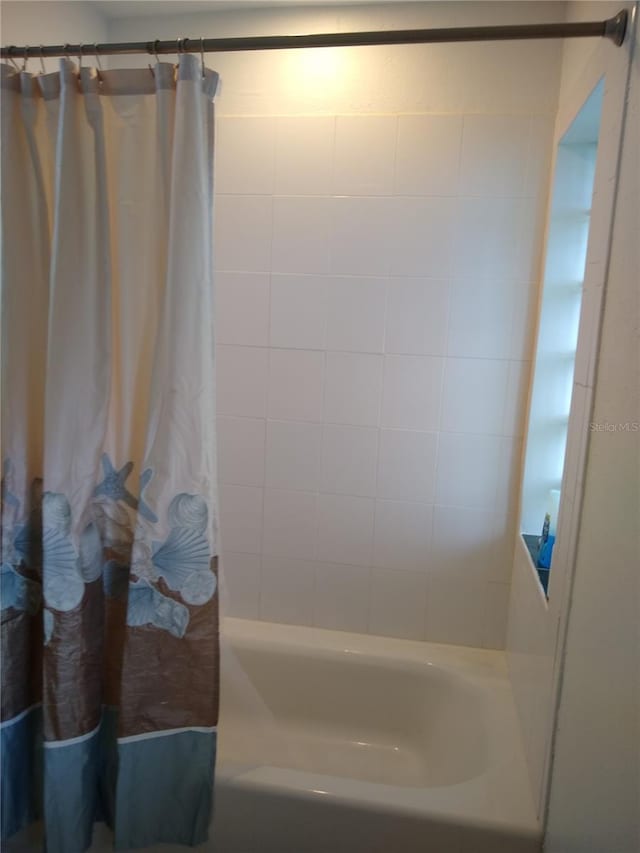 1608 Bob O Link Dr, Venice, FL 34293 - full bath featuring shower / tub combo with curtain