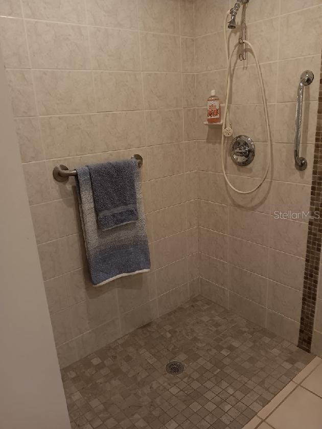 bathroom featuring a tile shower