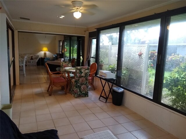 sunroom with ceiling fan