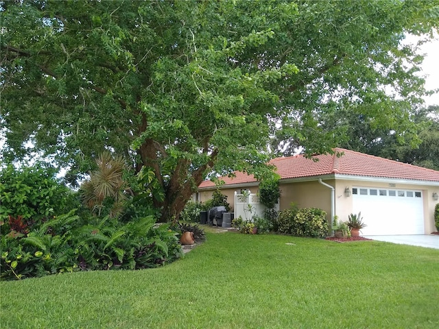 1608 Bob O Link Dr, Venice, FL 34293 - view of front of home with stucco siding, an attached garage, a front lawn, and a tile roof