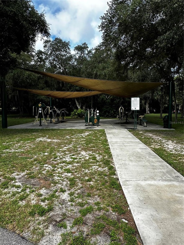 view of property's community featuring a yard