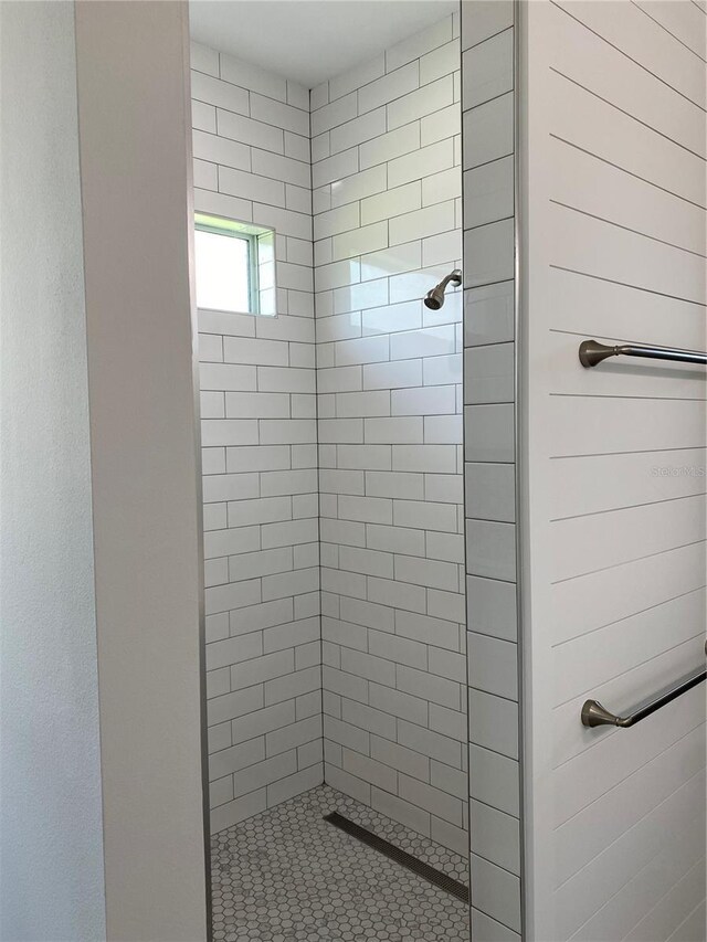 bathroom featuring a tile shower