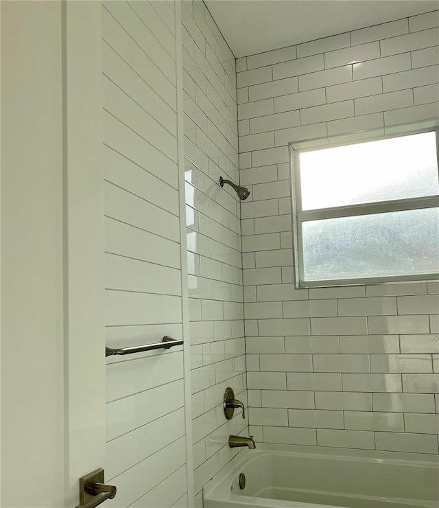 bathroom featuring tiled shower / bath combo