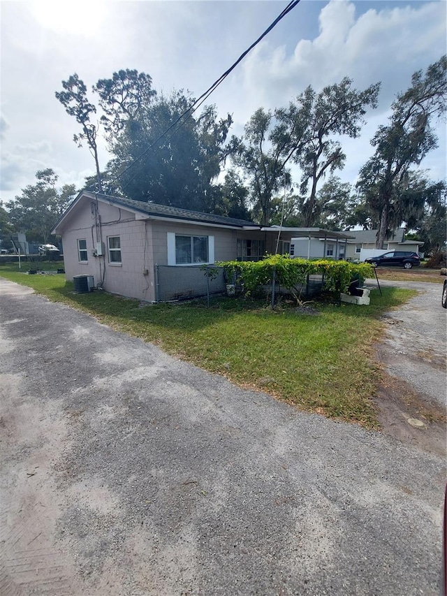 view of front facade with a front lawn