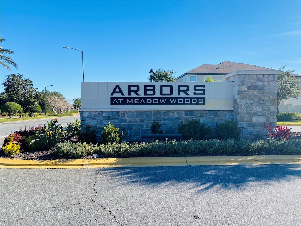 view of community / neighborhood sign