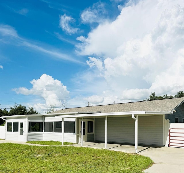 view of front facade featuring a front lawn