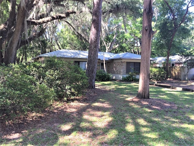 view of front of property featuring a front lawn