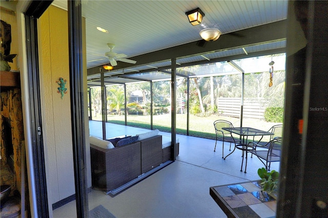 sunroom with ceiling fan