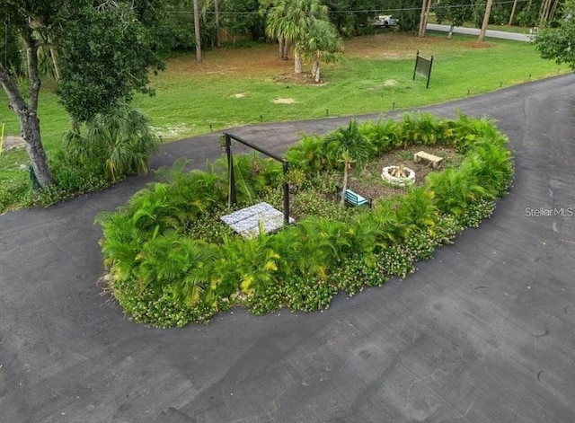 view of property's community featuring a yard