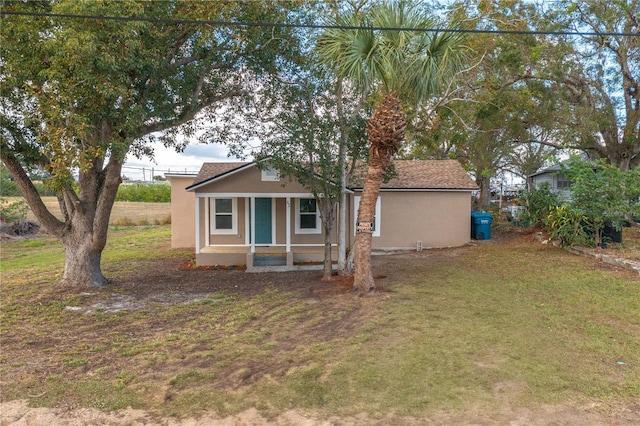 view of front of house featuring a front lawn