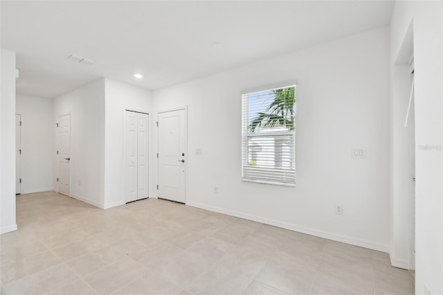 empty room featuring light tile patterned flooring