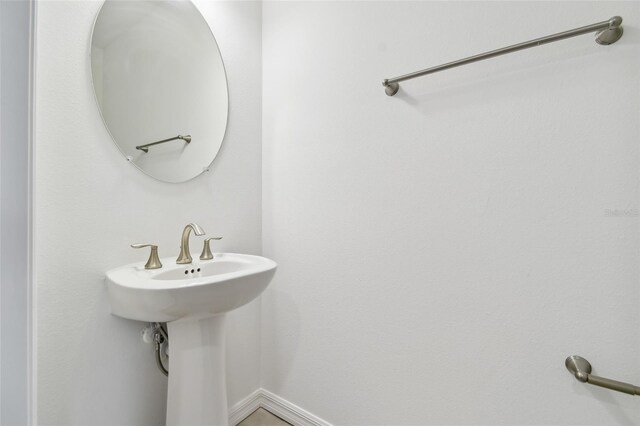 bathroom featuring sink